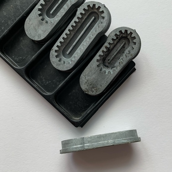 VINTAGE Singer Buttonhole Metal Plates Set of 4 for Sewing Attachment Templates - Picture 6 of 6